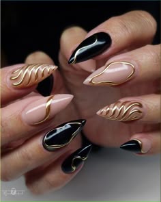 black and gold nailart Nail Designs With Black Polish, Nails Inspiration Black And Gold, Black Classy Nail Designs, Gel X Nail Designs Black, Black With Gold Chrome, Gold And Black Nail Inspo, Black And Gold Gel Nail Designs, Formal Black Nails, Black And Gold Chrome