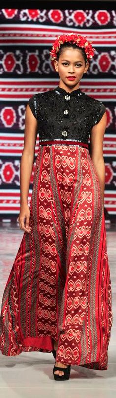 "The Hidden Treasure of North Sulawesi"Kain Bentenan KARYA KAREMA : Indonesia. Borneo Clothing, Antique Ceremonial Cloth From Sumatra, Traditional Sumatra Textile, Sumatra Clothing, North Sumatra Cultural Textile, Borneo Traditional Dress, North Coast Javanese Batik, Authentic Indonesian Batik, Traditional Javanese Batik