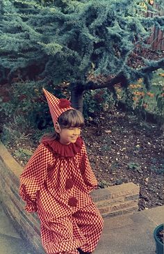 #80s #70s #vintage #aesthetic #clown Doll Coatume, Halloween Costumes From The 1950s, 80s Clown Costume, 1950s Halloween Costumes, Old School Halloween Costumes, Vintage Inspired Halloween Costume, Vintage Costume Ideas, Vintage Clowncore, Nostalgic Halloween Costumes