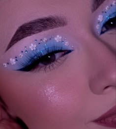 Pastel Makeup Ideas, Quince Makeup Baby Blue, Light Blue Makeup Looks Quince, Quince Makeup Blue, Quiencera Makeup Looks Blue, Blueberry Makeup, Blue Quinceanera Makeup Looks, Floral Makeup Looks, Baby Blue Quince Makeup