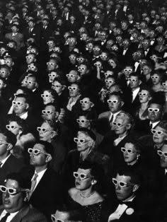 a large group of people wearing masks and sitting in front of each other with the words estamos ciecos de realdad