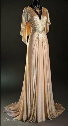 Fancy Fantasy Outfits, Long Golden Dress, Goddess Dresses Aesthetic, 1920 Evening Gown, Sun Inspired Dresses, Fantasy Ball Outfits, Regal Dress, Sun Gown, Royal Dresses Casual
