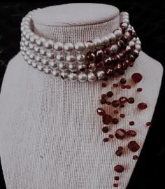 Pearl Vampire, Vampire Necklace Ideas, Vampire Aesthetic Jewelry, Blood Jewelry Ideas, Blood Pearls, Vampire Necklace Aesthetic, Blood Pearl Necklace Design, Vampire Core Jewelry, Vampire Jewelry Necklaces