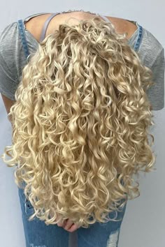 Highlights Curly Hair, Summer Blonde Hair, Curly Hair Photos, Blonde Curly Hair, Colored Curly Hair, Colores De Cabello Rubio, Blonde Hair Inspiration, Curly Hair Inspiration, Hairdos For Curly Hair