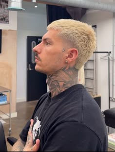 Buzz Cut Hairstyles, Men Short Hair Fade, Bleached Hair Men, Dyed Hair Men, Crop Haircut, メンズヘア ショート, Mullet Haircut, Men Haircut Styles, Modern Haircuts