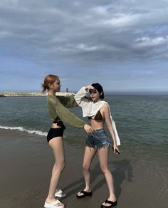 Duo Swimsuit Poses, New Jeans Beach Kpop, Yn Swimming Outfit, Swimsuit Aesthetic Korean, Swimming Outfit Korean, Korean Pool Outfit, Acubi Beach Outfits, Ulzzang Swimming, Beach Korean