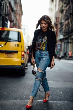 Chic Band Tee Outfit, Edgy Ripped Flare Jeans For Fall, Edgy Band Tee Outfit, Jeans And Rock T Shirt Outfit, 80s Rocker Jeans, How To Dress Up Band Tees, Rock Style T-shirt For Fall Concert, Rocker Chic Style 30s, Blazer And Band Tee Outfit