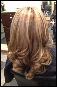 Blonde beautiful Lowlites. Light Colors To Dye Your Hair, Hair Dye Colors Aesthetic, Rubio Highlights, Blonde Golden Highlights, Lowlight Highlight, Blonde W Lowlights, Blonde Hair With Tan Skin, Highlights For Ash Blonde Hair, Blonde For Tan Skin