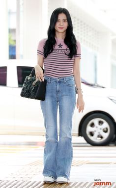 Jisoo Style Outfits Casual, Blackpink Jisoo Outfits Casual, Jisoo Outfits Casual, Jisoo Outfit Casual, Blackpink Jeans Outfit, Jisoo Casual Outfit, Jisoo In Jeans, Jisoo Jeans Outfit, Blackpink Fashion Airport