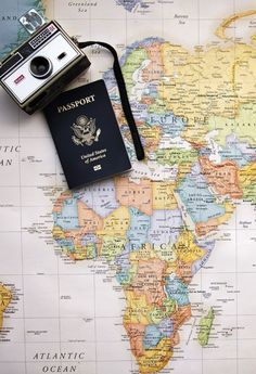 a map with a camera and passport on it that says 10 destinoos no mundo indicados por bloggers de viagem
