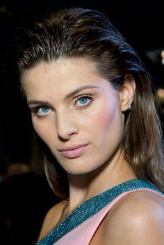 Backstage at the Versace Women Spring/Summer 2015 fashion show Versace Hairstyle, Donatella Versace Makeup, Versace Makeup Look, Versace Eyebrow, Isabella Fontana, Wetlook Hair, Versace Makeup Runway, Versace Backstage, Beauty Blender Storage