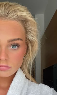 Light Eyebrow Tint, Brow Tint Blonde, Eyebrows With Blonde Hair, Light Brown Eyebrows With Blonde Hair, Blond Hair Eyebrows, Blonde With Brown Eyebrows, Dark Eyebrows With Blonde Hair, Brown Eyebrows Blonde Hair, Blonde Eyebrows Trend