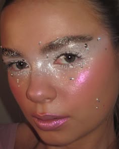 Angelic Glitter Makeup, Star Fairy Makeup, Glitter Star Makeup, Fairy Glitter Makeup, Celestial Makeup, Glitter 2000s Makeup, Y2k Glitter Makeup, Celestial Makeup Aesthetic, Stars On Face Makeup