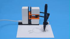 A small robot arm that draws with a pen on paper anything you draw on screen. Sketch, share and subscribe to wonderful drawings! Simple Robot Arm Drawing, Robot Finger Drawing, Tiny Robot Drawing, Drawing Robot Diy, Arduino Drawing Robot, Drawing Robots, How To Make A Robot That Draws, Wall Drawing Robot, Smart Drawing Robot