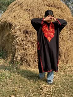 Pheran Styling, Kashmiri Clothes Women, Kashmiri Attire, Kashmiri Kurti With Jeans, Kashmiri Suit, Phiran Outfit Ideas, Phiran Outfit, How To Style Kashmiri Pheran, Kashmiri Kurti Design