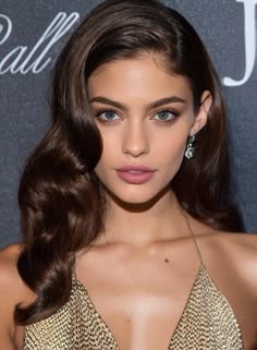 50s Wavy Hair, Event Hair Down, Side Part Hairstyle Women, Hairstyles For Broad Shoulders, One Side Hair, Side Part Volume, Hollywood Brunette Hair, Hollywood Curls Medium Hair, Modern Hair