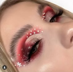 Xmas Makeup Look, Christmas Eyeshadow Makeup, X Mas Makeup Look, Christmas Makeup Eyeshadow, Xmas Eye Makeup, December Makeup, Creative Christmas Makeup, Xmas Eyeshadow, Fun Christmas Makeup