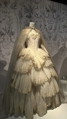 1800s Gowns, Dress Victorian Era, Old Princess, Dresses Victorian, Real Princess Dresses, Wedding Dresses Victorian, Victorian Era Dresses Gowns, Victorian Inspired Dress, Vintage Ball Gown