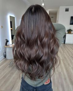 22 Fresh Takes on Medium Brown Hair with Highlights - Mockup Hunt Medium Brown Hair With Highlights, Sandy Hair Color, Cool Brown Hair, Hair Color Plum, Warm Blonde Hair, Brown Hair Inspiration, Light Purple Hair, Hair Color Orange, Light Blue Hair