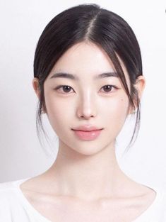Models Without Makeup, Korean Beauty Standards, Makeup Cantik, Korea Makeup, Makeup Drawing, Makeup Face Charts, Korean Face, Slimmer Face, Models Makeup