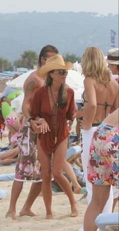 Victoria Beckham Swimwear, Victoria Beckham Miami, Victoria Beckham Beach Style, Victoria Beckham Swimsuit, Victoria Beckham Beach, Victoria Beckham Portofino, Victoria Beckham Summer Style, Jennifer Aniston Beach Style, Victoria Backam