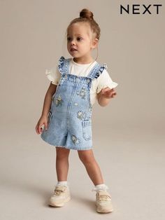 Jeans Overall Outfit, Overall Outfits Summer, Baby Jean Overalls Outfit, Toddler Girl Overalls Outfit, How To Style Toddler Overalls, Cute Toddler Overalls Design, Toddler Overall Outfit Girl, Toddler Overalls Outfit, Baby Denim Dungarees Outfit
