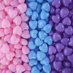 there are many different colors of candy hearts