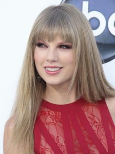TS Taylor Wig, Taylor Swift Straight Hair, Taylor Swift Bangs Haircut, Taylor Swift Fringe, Taylor Swift Fringe Bangs, Fringe Taylor Swift, Bangs Like Taylor Swift, Taylor Swift Ash Blonde Hair, Taylor Swift Hair Color Ash