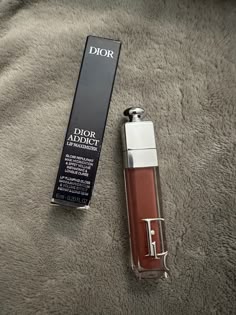 pin @sophiaapico Whats In My Makeup Bag, Dior Shades, Expensive Makeup, Lipgloss Lips, Dior Lipstick, Luxury Lipstick, Chanel Perfume, Makeup Store, Dior Makeup