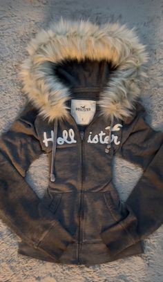 2000s Winter Clothes, Mcbling Outfits Winter, Early 2000s Winter Jacket, Winter Mcbling Outfits, Fur Hood Coat Y2k, Hollister Fur Jacket 2000s, 2000s Fur Jacket, Fur Lined Jacket Y2k, Hollister Jacket Y2k