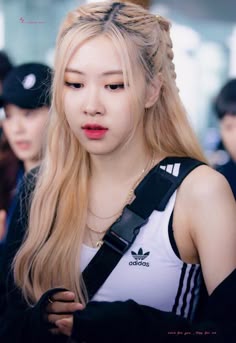 Rosè Hairstyles, Rose In Black Hair Blackpink, Blackpink Rose Inspired Hairstyles, Blackpink Rose Black Hair, Rosé Blackpink Inspired Hairstyles, Rose Blackpink Hair Black, Rosé Blackpink Hairstyle, Rose Hairstyle Blackpink, Rosé Blackpink Hair