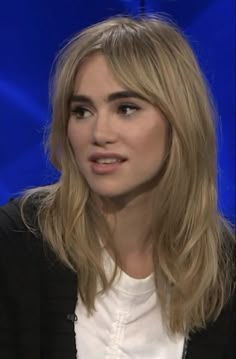 Side Swept Bangs Dark Hair, 90s Beige, 90s Layered Haircut Unstyled, 70s Bangs Long Hair, Silo Waterhouse Hair, Suki Waterhouse Haircut, Suki Waterhouse Hair Bangs, 70s Shag Straight Hair, Suki Waterhouse Hair