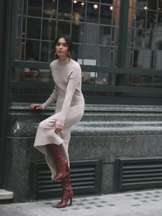 Trendy Knee-high Boots For Office In Winter, Chic Knee-high Boots For Fall Party, Chic Long Sleeve Knitted Sweater Dress, Chic Knitted Long Sleeve Sweater Dress, Boots Knee High Outfit, Chic Fitted Burgundy Boots, Boots Outfit Dress, Dress Boots Work Outfit, Tenue Avec Bottes Hautes