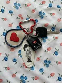 Car keys, keys, keychain, car, inspo, hearts, patches, kewpie, cowboy, fruits, summer Car Key Charm, Keychain With Keys, Cute Car Keychain, Key Chain Aesthetic, Keychain Decor, Car Key Ideas, Cute Keychain Inspo, Keychain Car Keys, Cute Key Chains Aesthetic