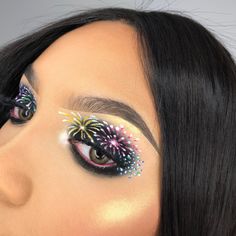 Simple Firework Makeup, Easy Firework Makeup, Fireworks Makeup Look, Fireworks Makeup, Fireworks Eye Makeup, Firework Makeup Look, Firework Eye Makeup, Firework Makeup, Firework Eyeliner