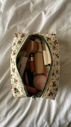 Essential Bag, Aesthetic Makeup, Makeup Essentials, Purse, Makeup Inspo, Makeup Skin Care, Shinee, Girly Things, Dream Life