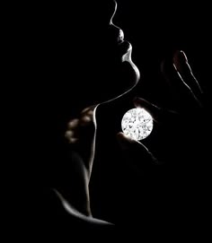 Jeweler Aesthetic, White Diamond Black Background, Diamond Jewellery Aesthetic Photography, Diamond Photoshoot, Luxury Diamond Photography, Diamonds On A Black Surface, Loose Diamonds Photography, Raw Diamonds On Black Background, Luxury Diamond Close-up