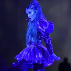 Ariana Grande Sweetener Stage, Ariana Grande Outfits Blue, Ariana Grande Blue Dress, Ariana Grande Blue, Ariana Blue Dress, Ariana Grande Blue Background, Ariana Grande Giant Dress, Ariana Grande Tour 2019, Ariana Grande Performance