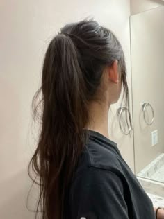 Natural Hair Pic, Messy Ponytail Girl, Ulzzang Ponytail, Messy Ponitail, Messy High Pony Tail, Ponytail Pic, High Ponytail Black Hair, Black Pony Tail, Brown Pony Tail
