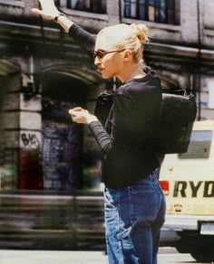 Carolyn Bessette Glasses, Carolyn Bessette Jeans, Carolyn Bassette Street Style, Carolyn Bessette Nails, Carolyn Bessette Style Winter, Carolyn Bassett Style, Carolyn Bessette Winter Style, Carolyn Bassett Outfits, Carolyn Bessette Winter
