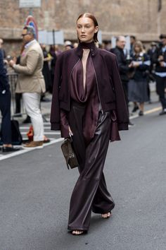 Dark Plum Outfit, Plum Aesthetic Outfit, Burgundy Fashion Trend, Plum Purple Aesthetic Outfits, Burgundy Monochromatic Look, Monochromatic Burgundy, Aubergine Outfit, Burgundy Street Style, Plum Monochromatic Outfit