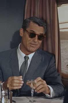 Lentes De Sol Hombre, 1950s Mens Fashion, 1950s Mens, Dapper Gentleman, Cary Grant, Estilo Classico, Classic Sunglasses, Well Dressed Men, Cool Sunglasses