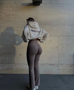 Yoga Pants Aesthetic, Toned Back Woman Aesthetic, Womens Toned Back Aesthetic, Back Pics Of Women Gym, Toned Glutes Vision Board, Wide Body Meme, Toned Body Type Women Vision Board, Baddie Yoga Pants Outfit, Big Glutes Outfit