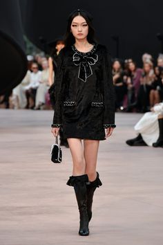Chanel Fall 2025 Ready-to-Wear Runway, Fashion Show & Collection Review [PHOTOS] Chanel Fw25, Chanel Runway Looks, Chanel Runway 90s, Chanel Fall 2022 Ready To Wear, Runway Fashion Chanel, Chanel Fall 2025, Chanel Ready To Wear 2025, Chanel 2025 Fall Winter, Chanel 2025 Collection