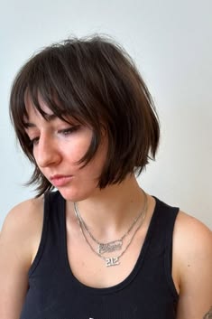 26 “Bixie” Haircut Ideas For 2025 – The Mom Beauty 90s Grunge Cut, 90s Grunge Style Hair, 90s Grunge Bob, 90s Grunge Bob Hair, Bob Grunge Hair, 90s Grunge Girl Hairstyles, Grunge Bob, Grunge Haircut, Short Choppy Bobs