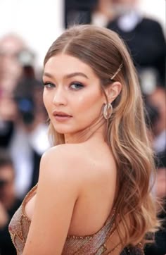 Long Gala Hairstyles, Long Hair Gala Hairstyles, Gala Hairdo, Gala Long Hairstyles, Pinned Back Formal Hair, Half Slicked Back Hair With Pearls, Gala Hair Down, Slick Back Prom Hair With Pearls, Wedding Hair Down Pinned Behind Ears