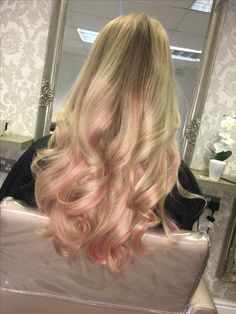 Pastel pink baleyage - Rose gold hair Pink Peekaboo Hair, Blonde With Pink Underneath, Pink Hair Highlights, Light Pink Hair, Pink Blonde Hair, Peekaboo Hair, Mèches Blondes, Blonde With Pink, Dirty Blonde Hair