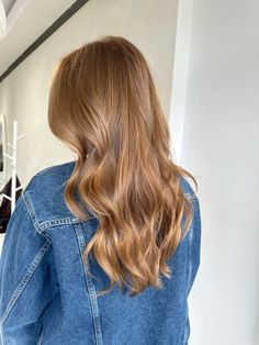 Golden copper dimensional hair colour Natural Golden Auburn Hair, Beige Copper, Ginger Bronde, Golden Brown Copper Hair, Red Dirty Blonde Hair, Natural Copper Blonde Hair, Strawberry Dark Blonde, Copper Caramel Hair Color, Natural Auburn Hair With Blonde Highlights