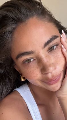 #frecklesonfleek #frecklesmodel #frecklesmodels #fashionmodel #fashionmodels #girlswithfreckles #freckles #freckled #beautyinfluencer #beautycreator Makeup On Freckled Skin, Freckle Aesthetic, Henna Freckles Placement, Freckles Trend, Face Freckles, Freckles And Moles, Freckles Natural, Natural Freckles, Real Freckles