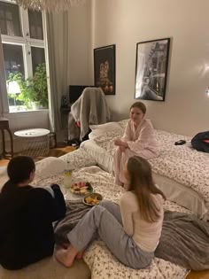 Friends Sleepover, Girly Hangout, Girlhood Aesethic, Girlfriends Sleepover, Girly Sleepover, Girls Hangout, Girls Living Together, Girl Hangout, What Girlhood Moment Are You